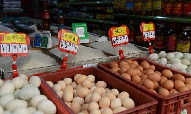 我带朋友去舅舅家摘大枣，舅妈要称斤收费，舅舅却说了这样的话