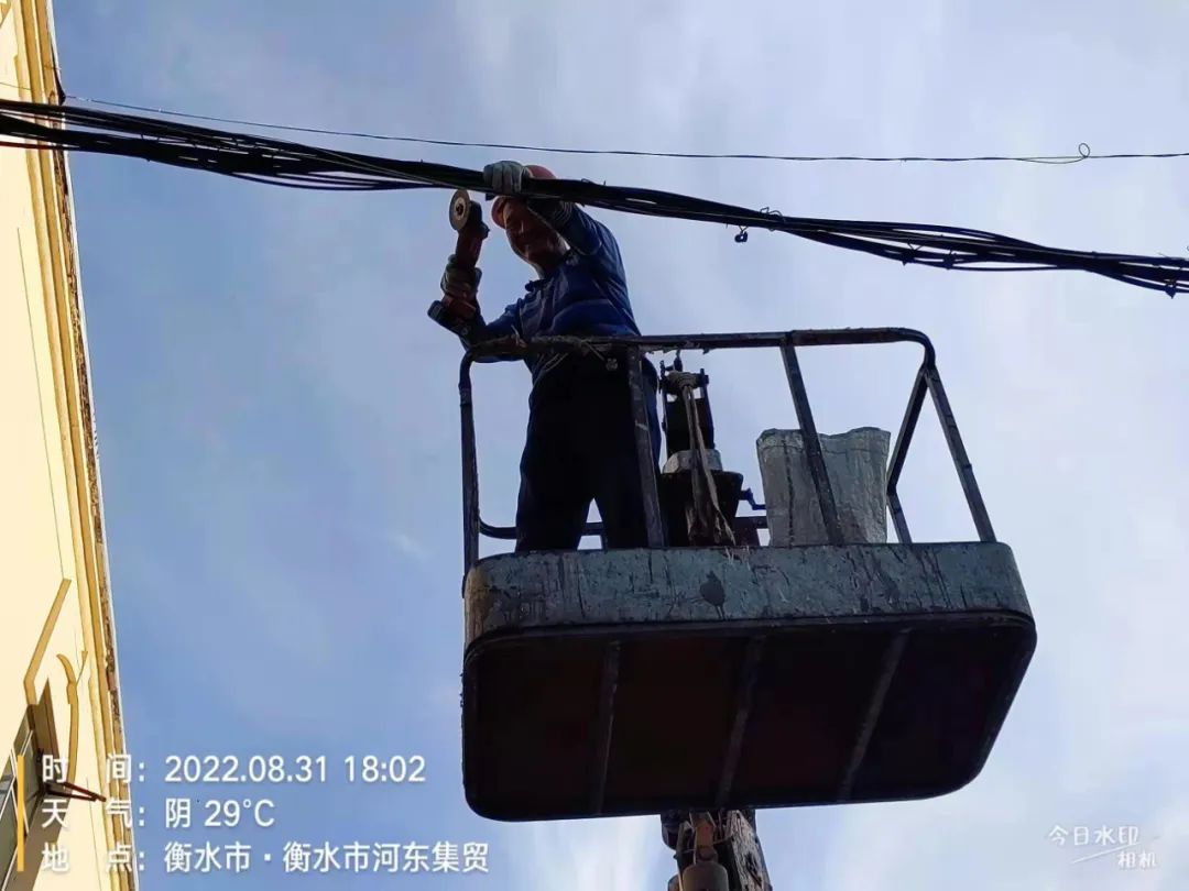 创城工作清除多余垃圾美化环境,创城清理窗户堆积物