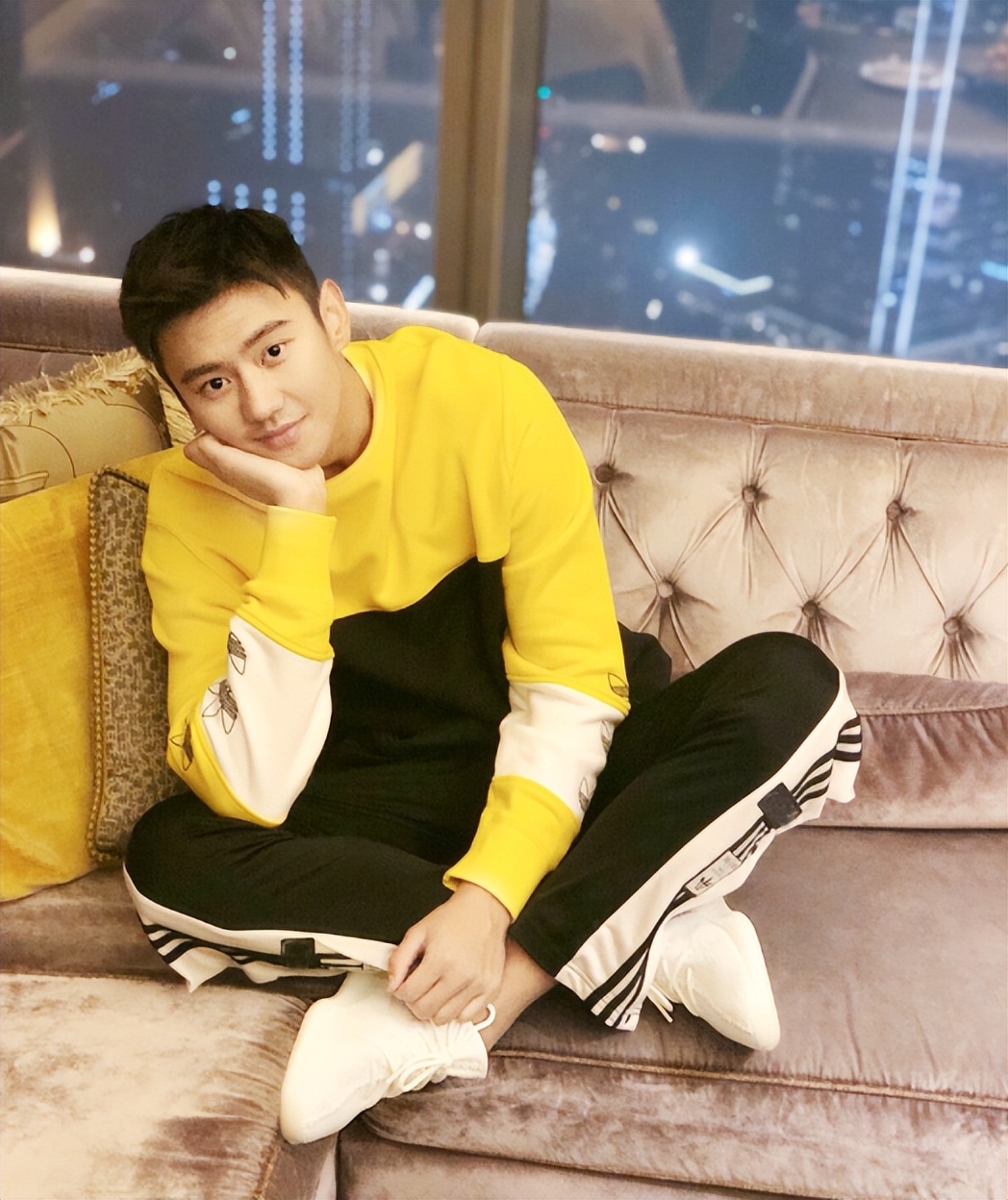 惊艳泳坛宁泽涛26岁退役现状,宁泽涛从泳坛退役后转战高尔夫