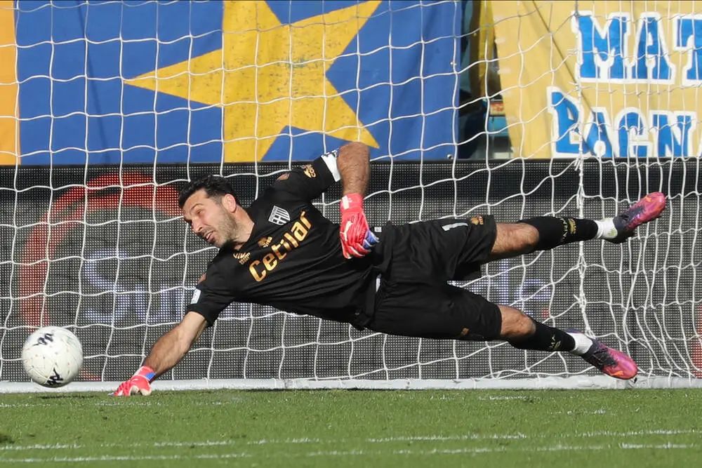 再无小将45岁布冯宣布退役,布冯访谈节目视频