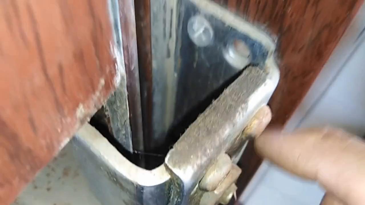 家里防盗门门把手关不到位,入户门防盗锁关不上