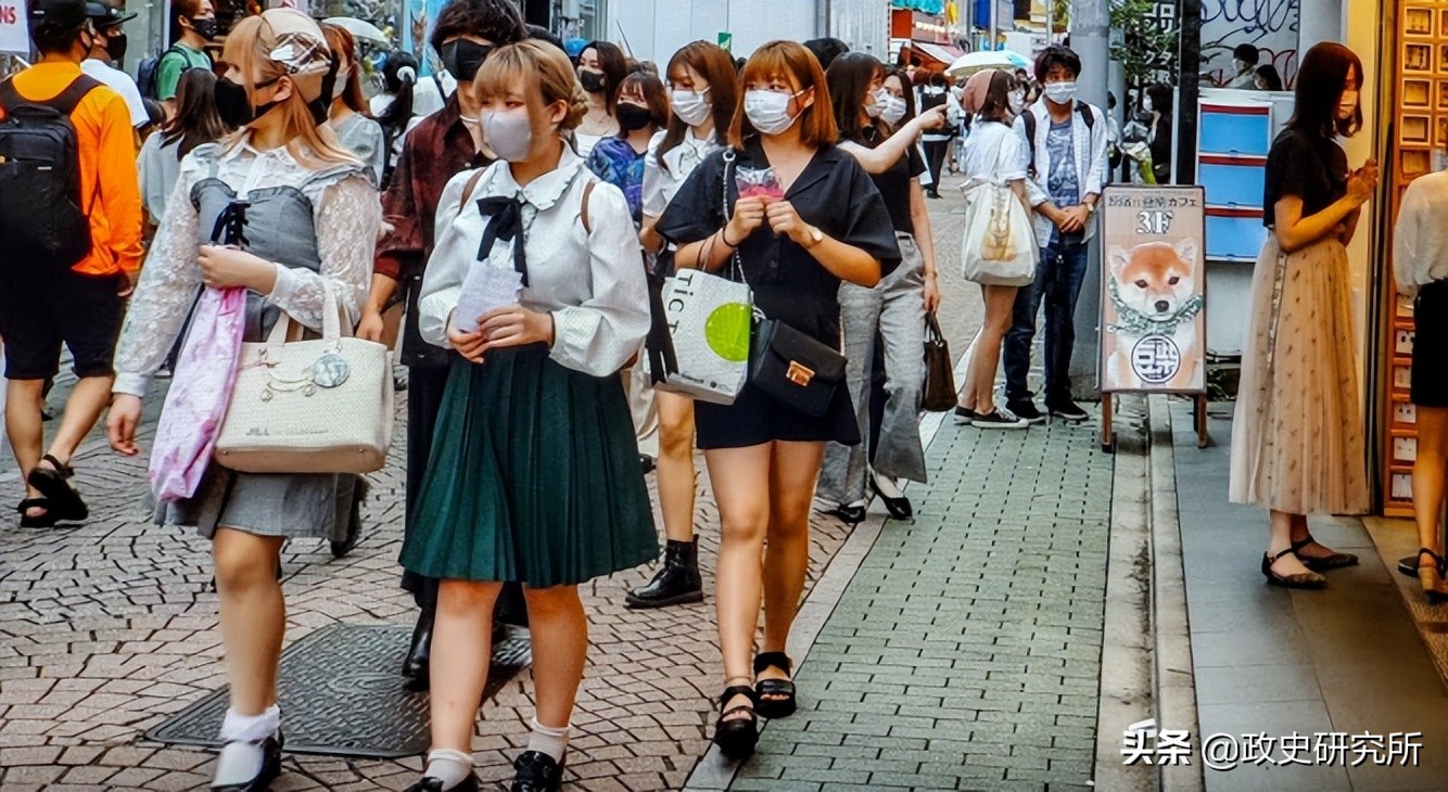 每年创收700亿美元，AV电影风靡全球，日本色情业为何如此发达？