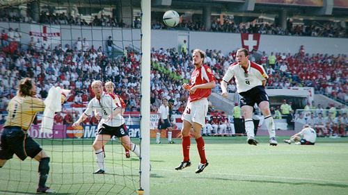 2004年鲁尼吃到红牌,鲁尼曼联十大经典时刻