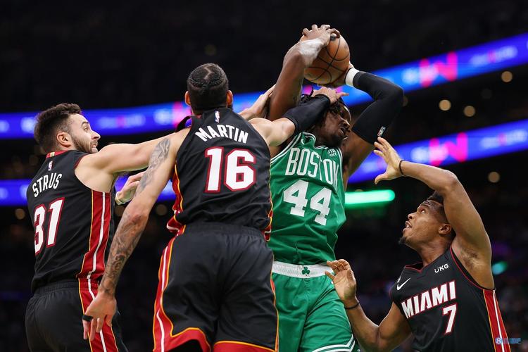 徐静雨马祖拉暂停期间怒扔战术板,徐静雨塔图姆连续三个失误