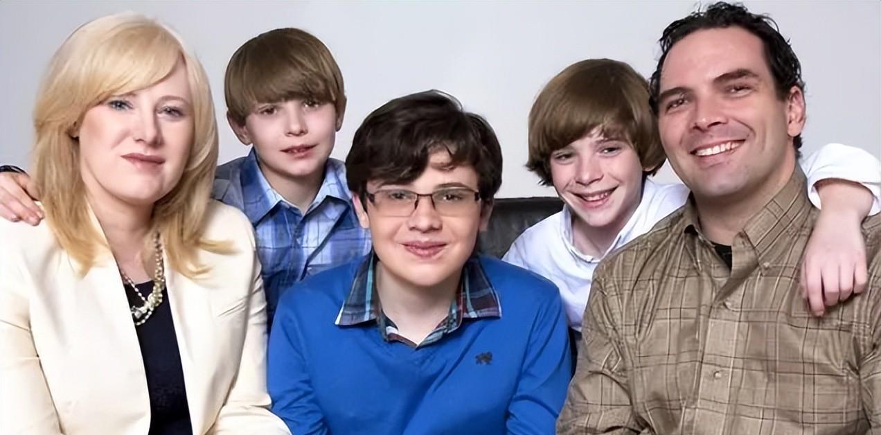 10年，美国夫妇领养6岁女孩后，家中怪事频发，意外发现养女22岁