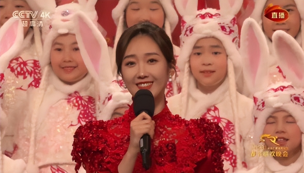 恭喜！央视主持王嘉宁官宣结婚，超大钻戒瞩目，被誉为董卿接班人