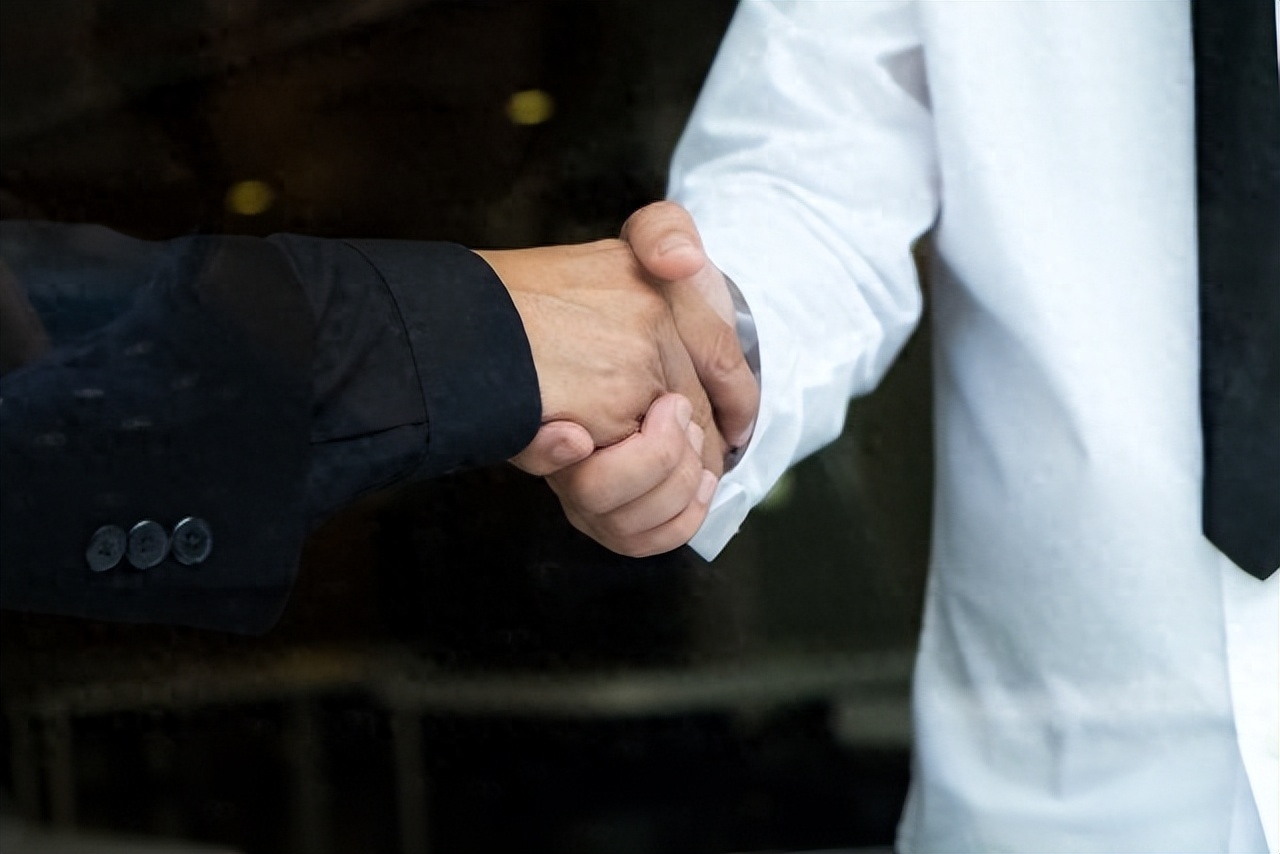 儿媳坐月子婆婆却出门旅游,儿媳坐月子期间婆婆尽心尽力照顾