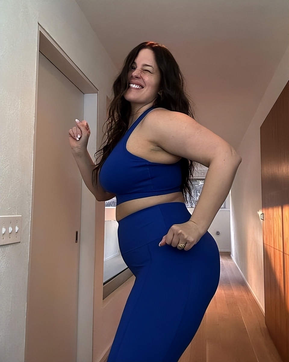 大码超模穿“黄金胸衣”亮相真闪！肚子上还有妊娠纹，体重超180