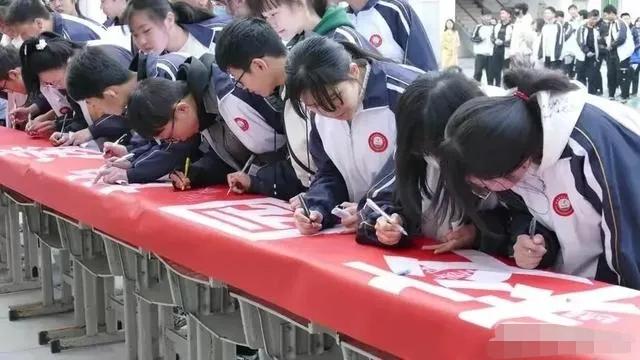 丧心病狂！女孩遭10小时残忍施暴，被扒光羞辱，家属收到虐待视频