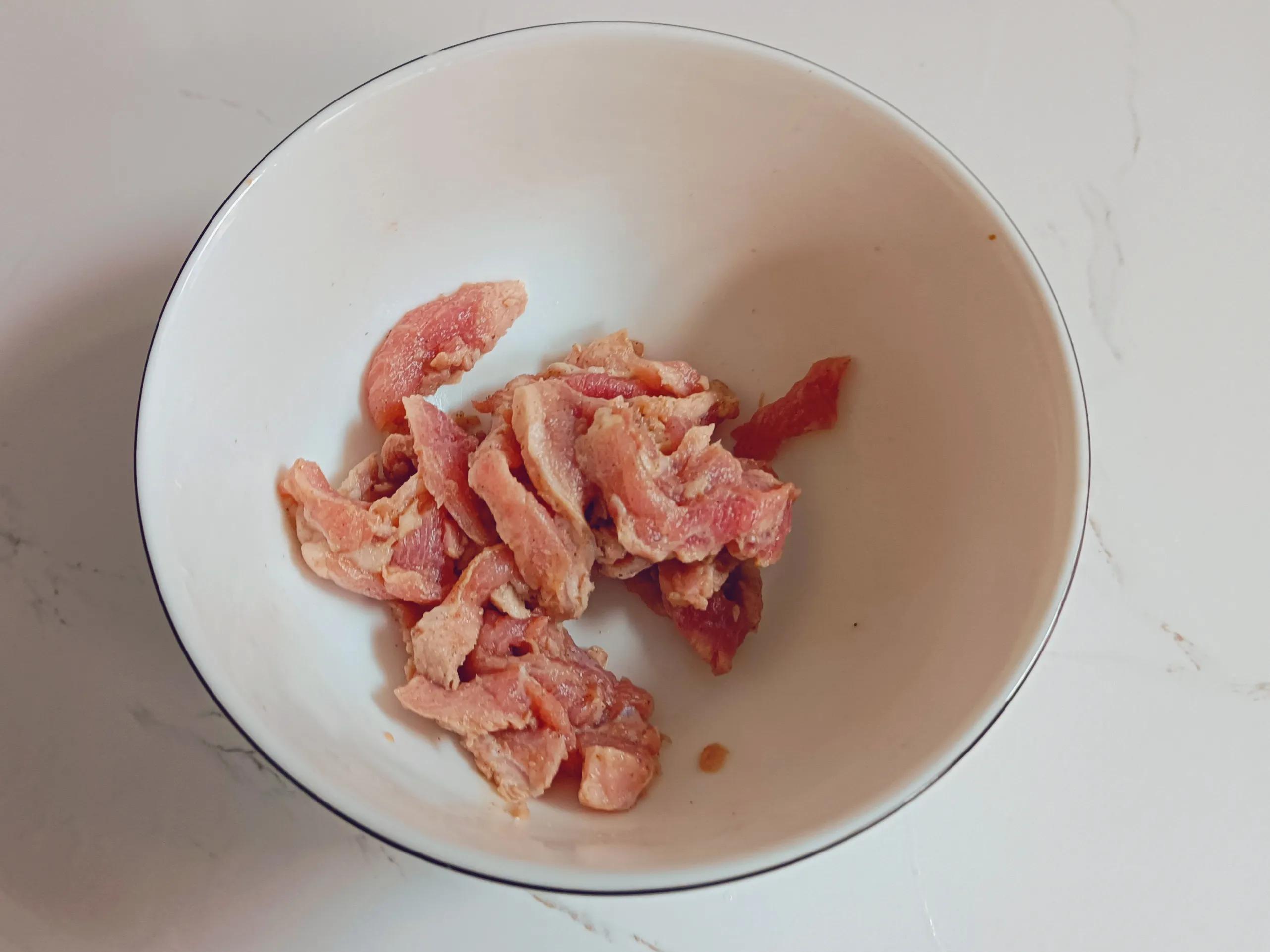 秋季养生多喝汤，还喝粥。肉丝白菜小米粥做法，强身健体正当吃