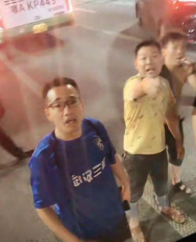 泰山三镇球迷冲突,泰山球迷大巴被砸出大窟窿