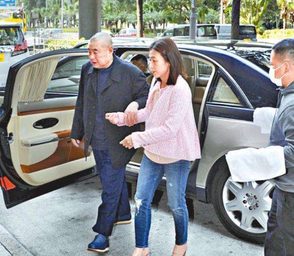 出门穿加厚五层睡衣,出门穿一次性拖鞋