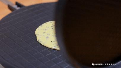 2个鸡蛋一碗面,2个鸡蛋2勺糖1勺麻油打成糊