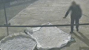 男子晒藕粉疑遭邻居撒药,男子在家晒藕粉遭邻居撒农药后续