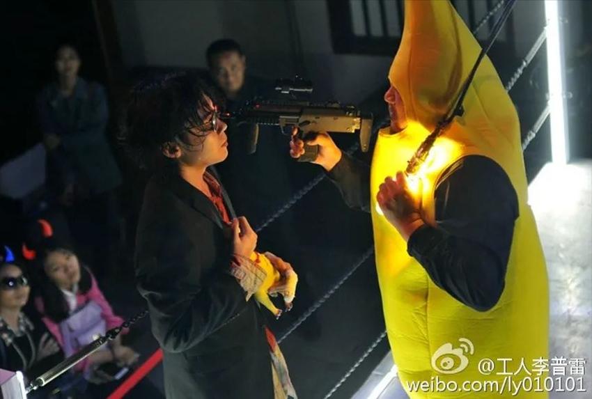 我穿着防爆服被观众暴打，但演出不能停