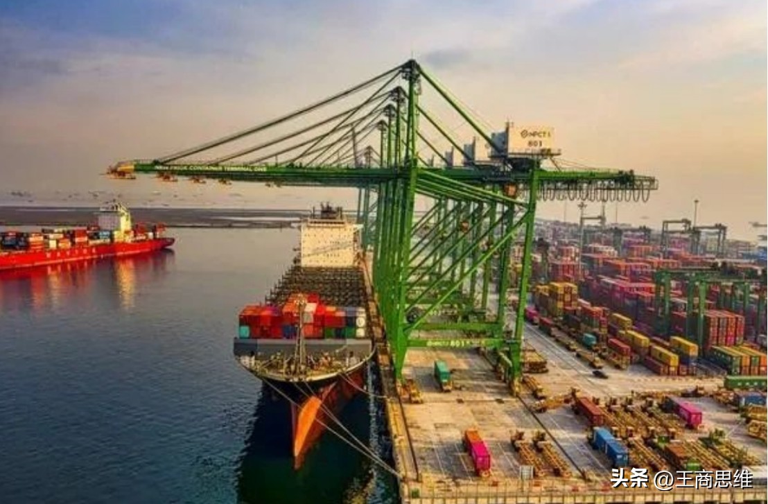 空集装箱大量堆积码头,空货柜堆积如山