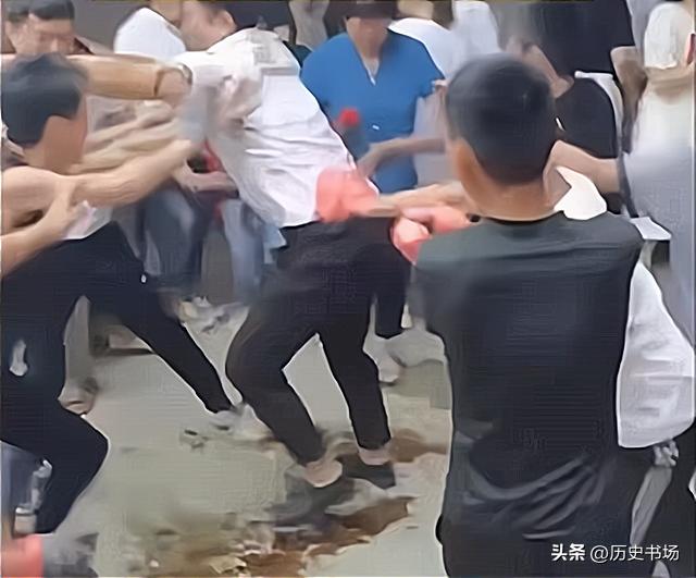 盘点泼水节的尴尬场面,为啥这几年泼水节这么热闹了