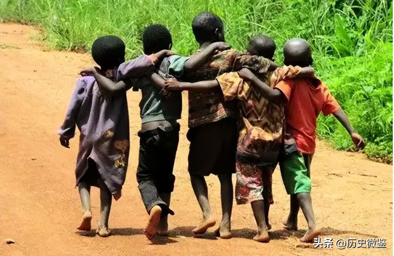 2016年，非洲男孩向白人美女讨水喝走红网络，男孩后来怎么样了？