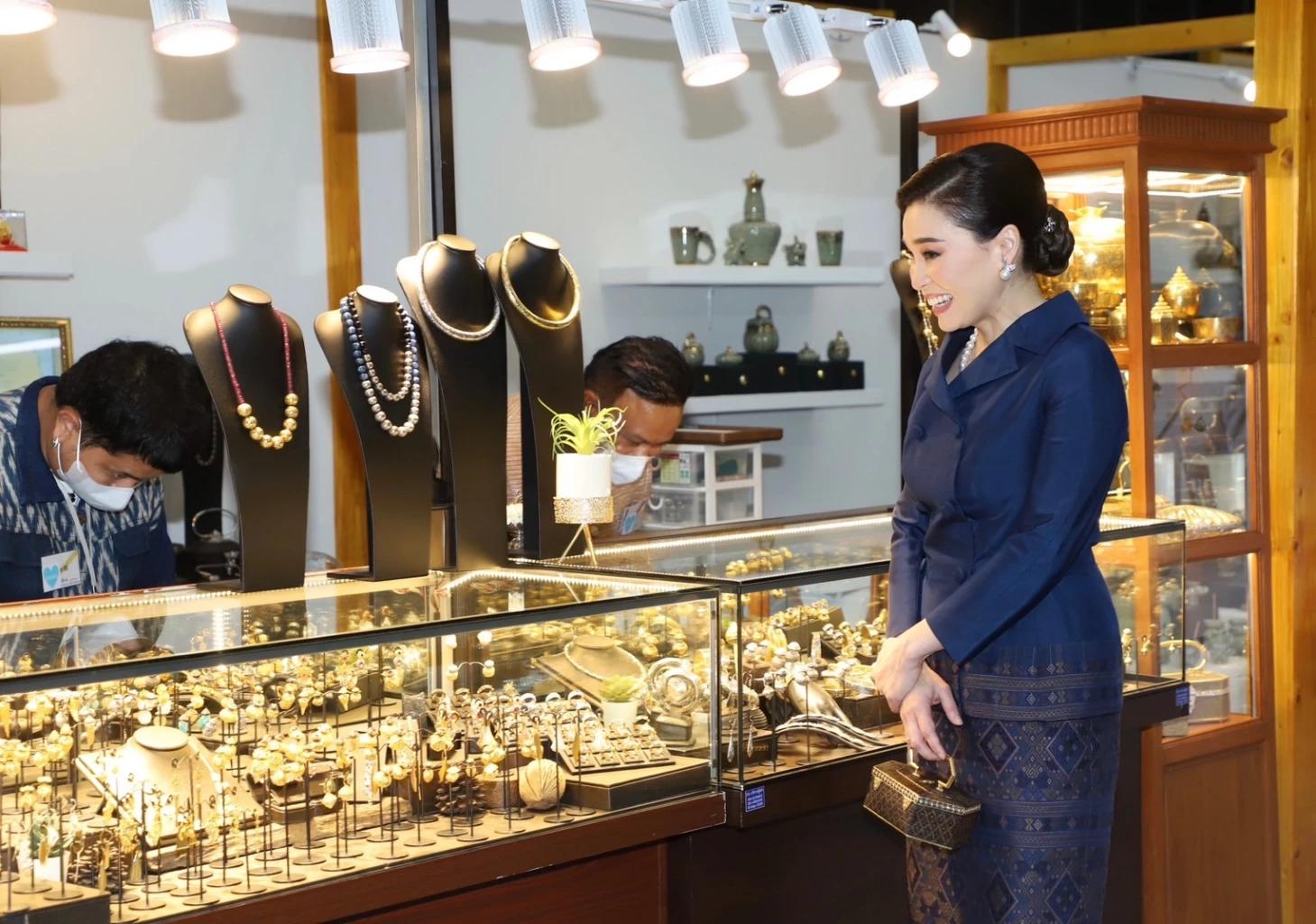 苏提达穿搭越来越新潮,苏提达穿礼服裙佩戴珠宝