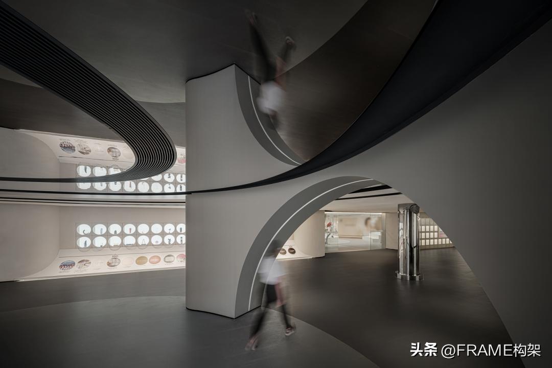 完美日记线下体验店的定位,完美日记旗舰店设计方案点评