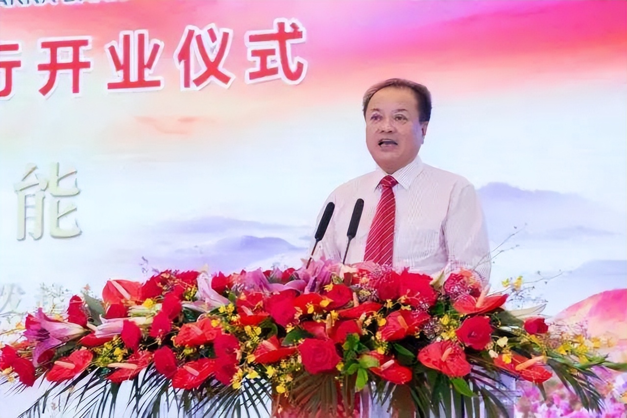 宝新能源最赚钱董事:五个月赚3000万四年拿走董监高总薪酬的1/2