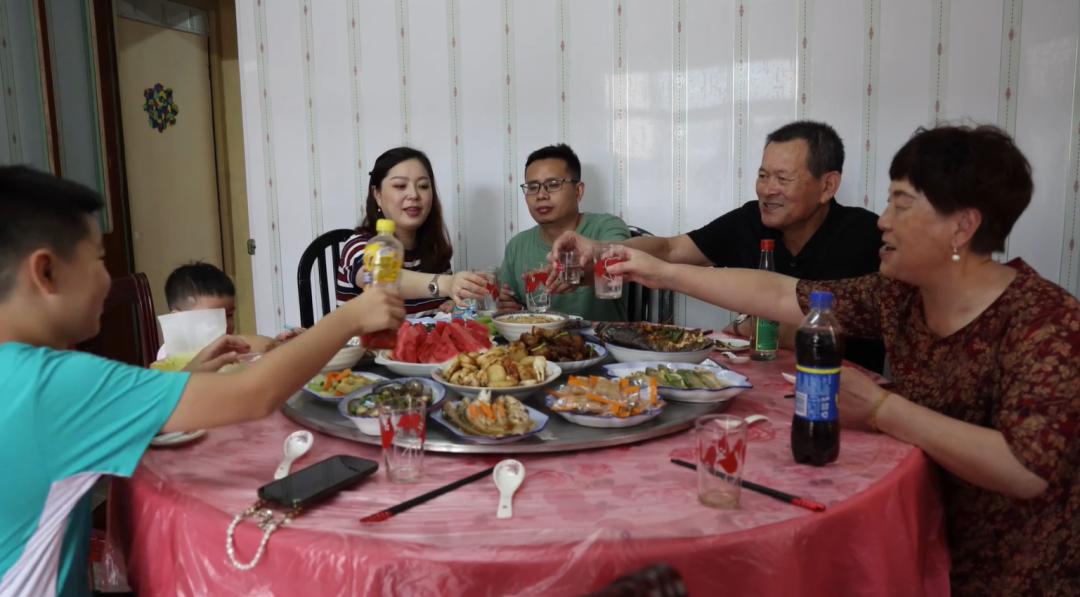 小伙子2万做水产生意一年赚3000万,90后创业水产的小伙子致富经