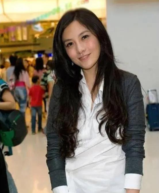 掌舵10年欠债百亿，90后“千亿白富美”撤了，留下老爸收拾烂摊子