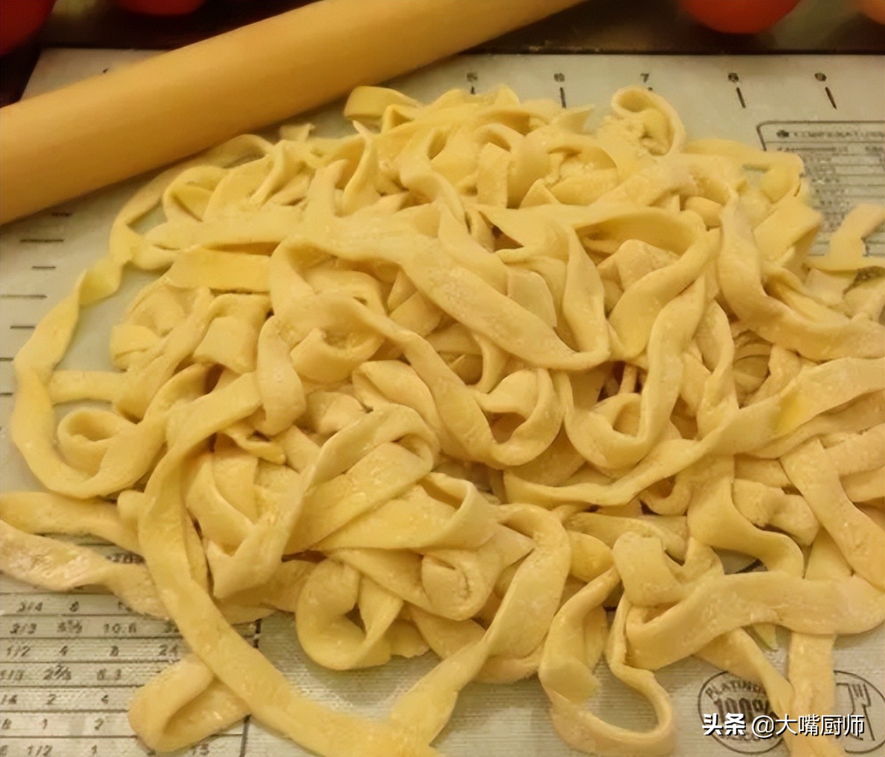 手擀面怎么和面才松软才好吃,做手擀面怎样和面好吃