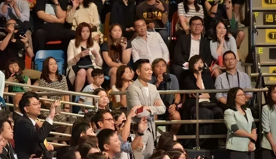 为嫁天王甘当隐形人，46岁高龄拼头胎！10岁独女罕见曝光，值了