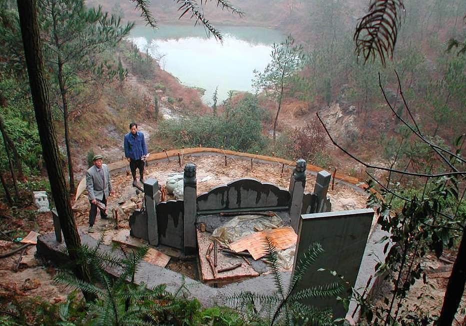 坟后有白虎什么预兆,坟后有洞穴预示什么