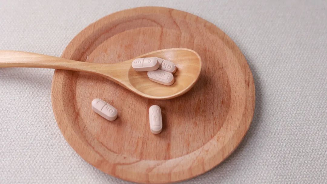 脚后跟开裂起皮什么原因,脚后跟开裂是缺维生素吗