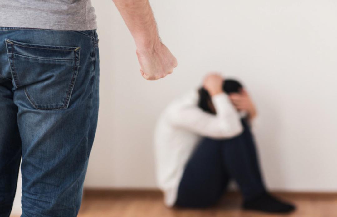 年轻人求助反家暴小程序:比例超60%,有人和母亲被父亲骑着打,小学3年级想自杀,求助后才知自己没有错