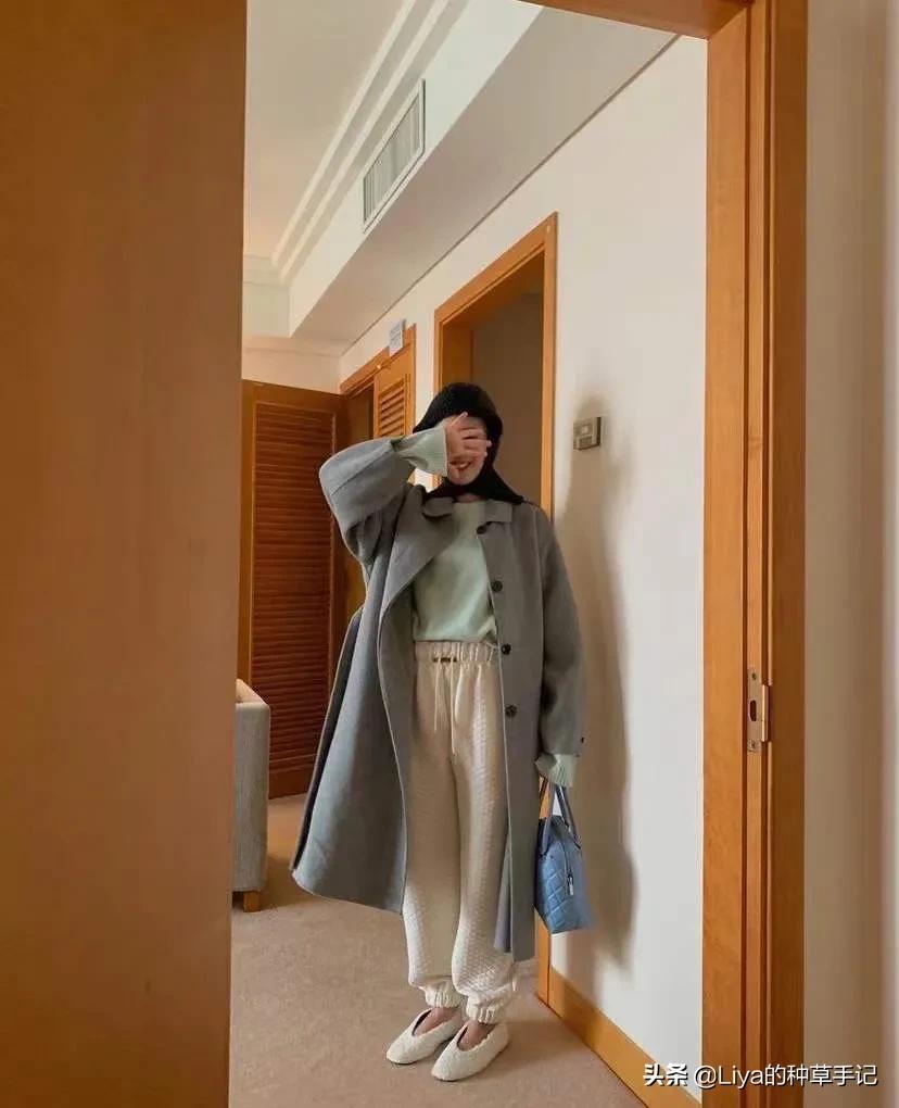 平底短白靴与衣服的搭配,百搭平底单鞋配冬季运动外套