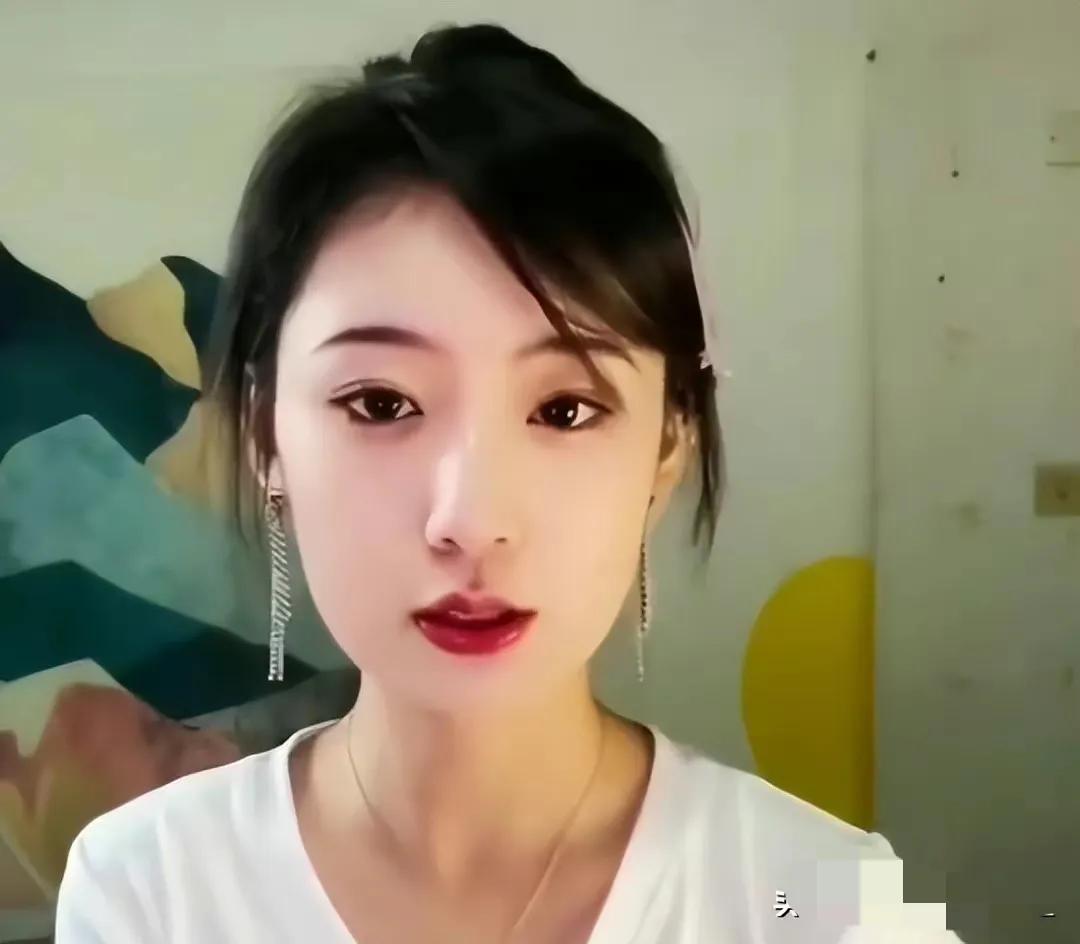 男子穿JK进女浴室偷拍被抓现行,男子潜入女澡堂偷拍被抓