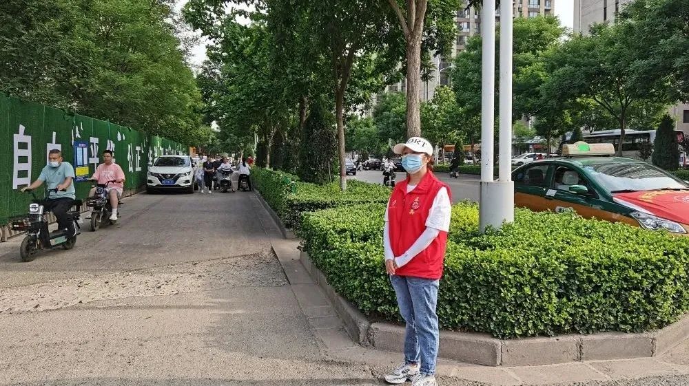 介休青志协红马甲为你护航，愿你旗开得胜，未来闪闪发光