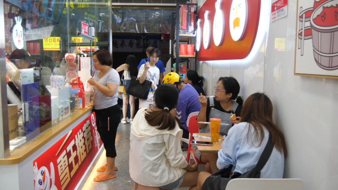 高温冷饮店火爆场面,高温炙烤南亚和东南亚多国