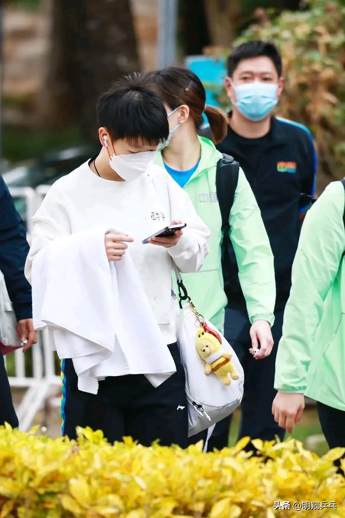 孙颖莎王曼昱李宁羽绒服合影,孙颖莎白色外套同款