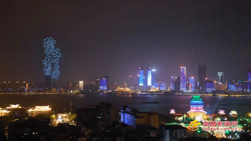 500架无人机科技献礼庆双节,500架无人机点亮文化中心上空