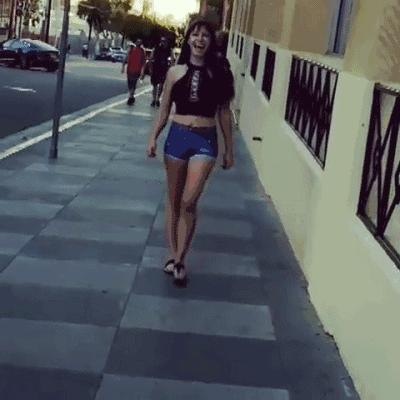 美女们一丝不挂就出门了，竟无人看出这是画的，网友：行为艺术吧