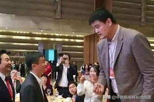 女篮里为啥有个男的,女篮神秘人资讯