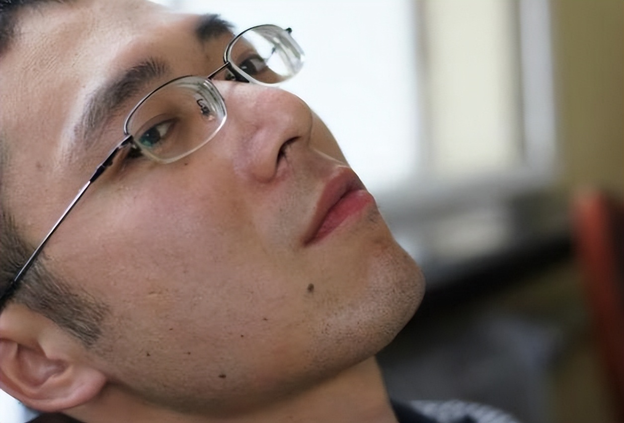 男人胸毛和鼻毛变白的原因,男人鼻毛和胡须变白是怎么回事