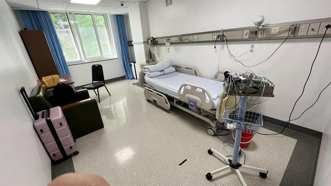 好像腿里有鱼在游还吐泡泡，医生把我捆起来做了一晚监测