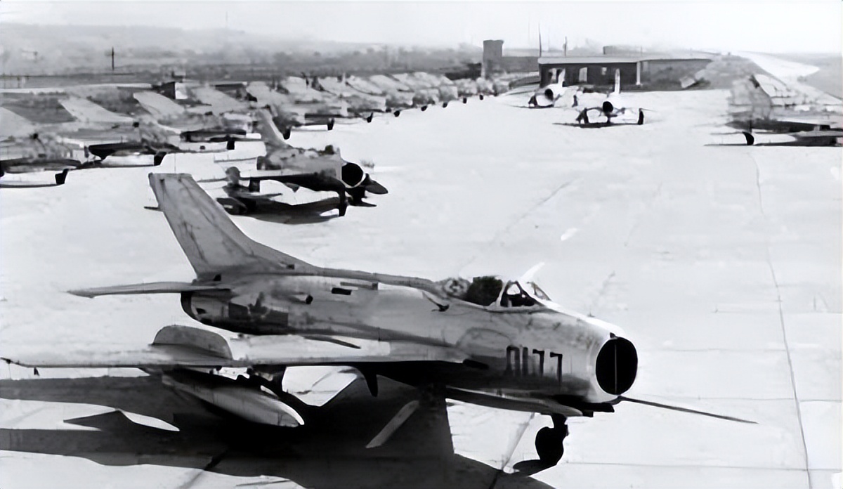 79年埃及购买中国50架歼6，竟嫌性能落后不愿给钱，穆巴拉克解围