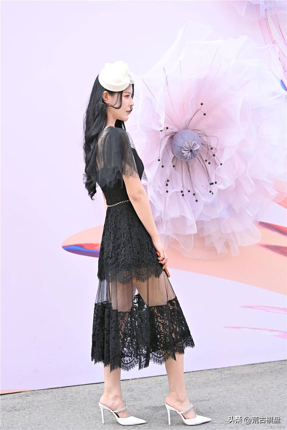 气质高跟鞋搭配简约又不失魅力 (秋冬季节粗跟高跟鞋最简单的搭配)