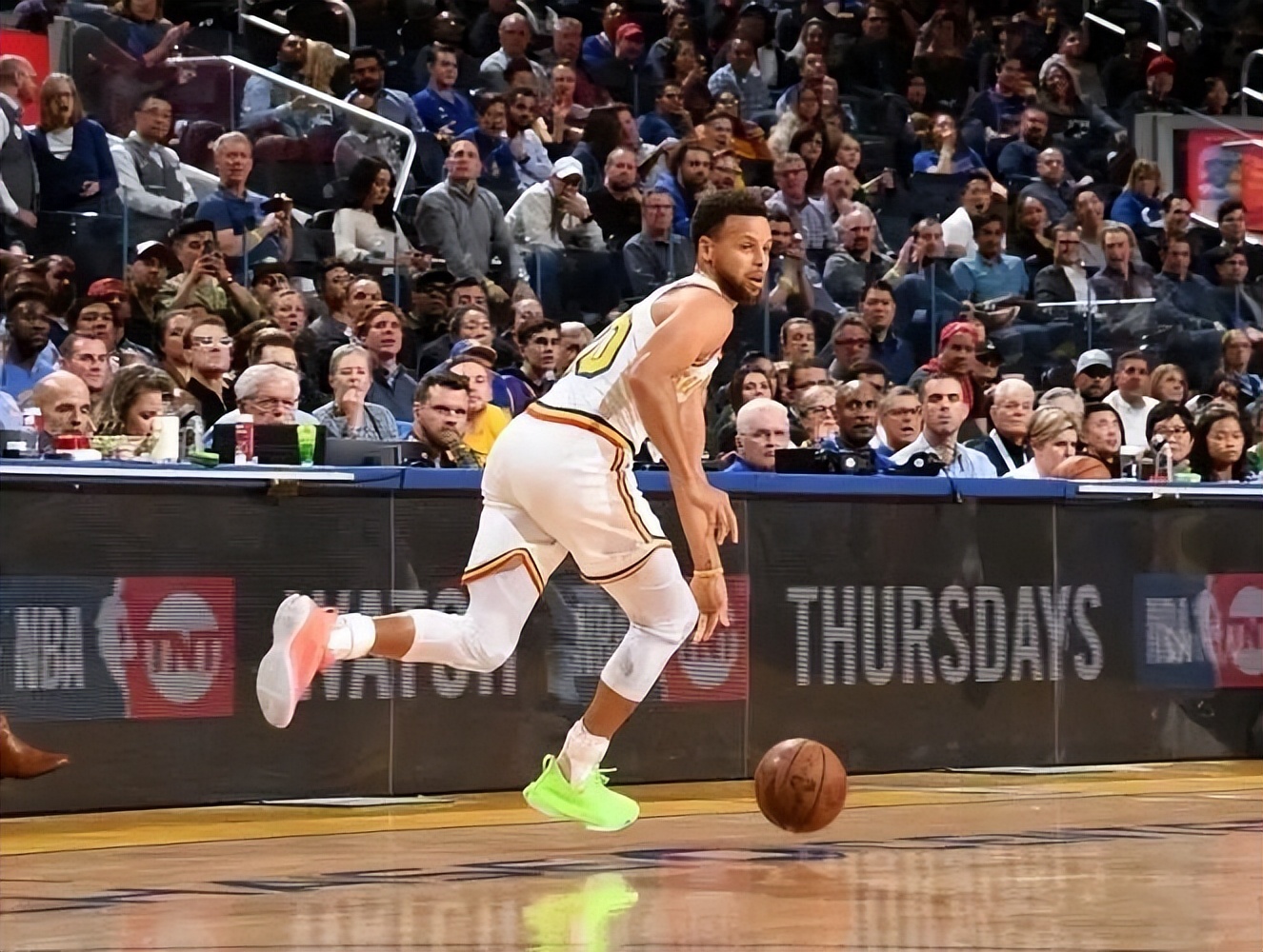 NBA整个历史只有六名球员拥有球鞋终身合同，看看他们都是谁？