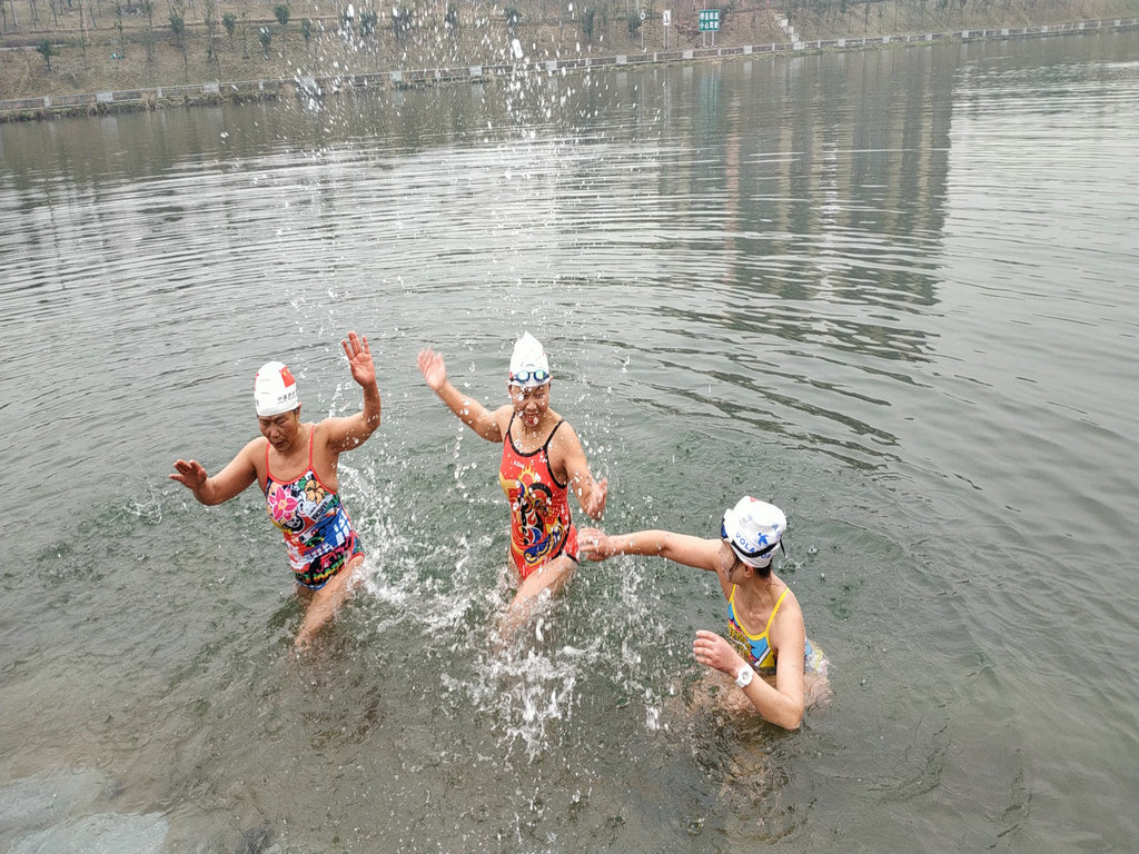 湘西欢乐冬泳人——向怀化水上部落“碉堡村”致敬