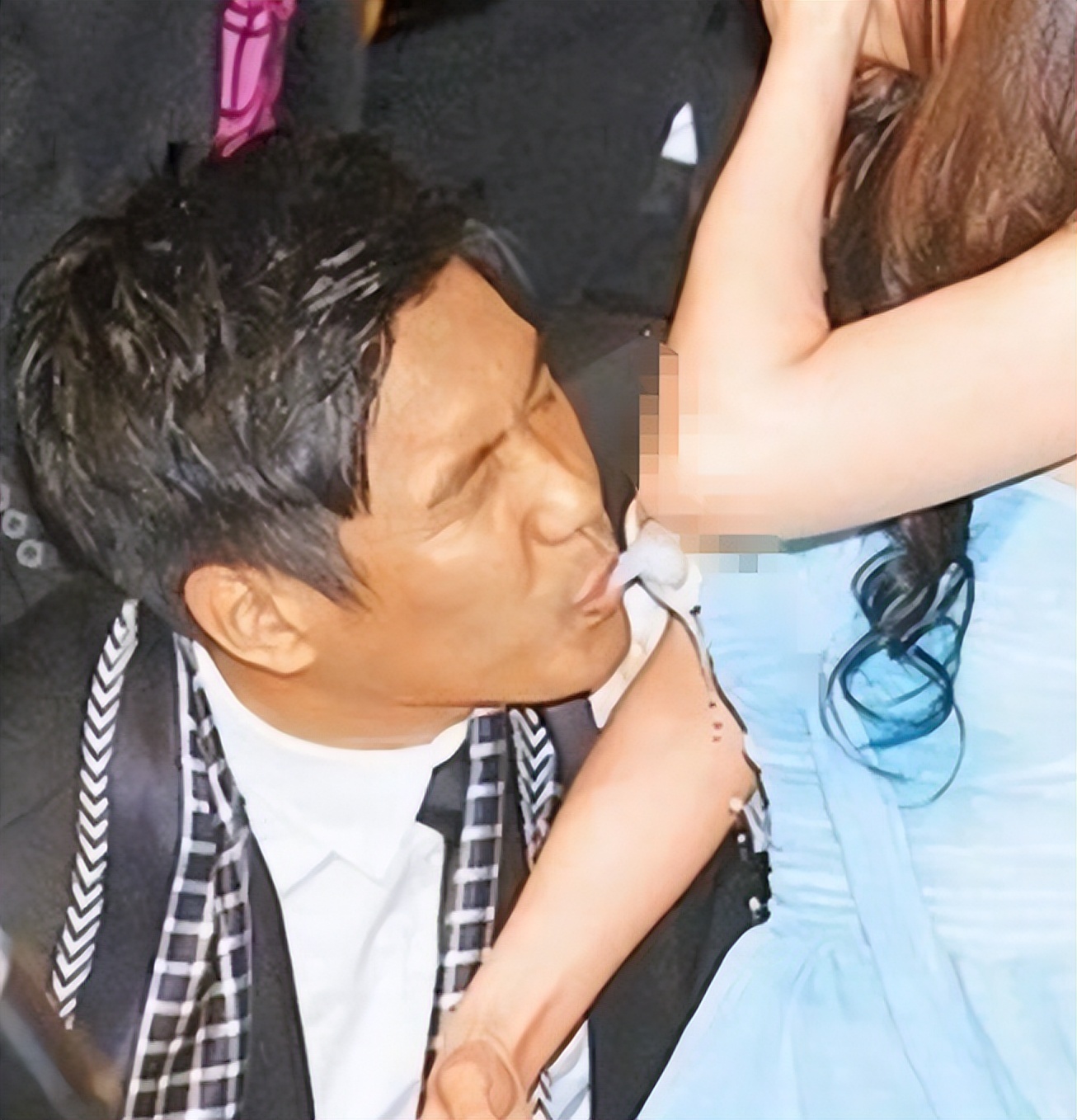 画面不堪入目！“人*交奶**易”乱象，成年人竟然能躲在怀里喝奶？