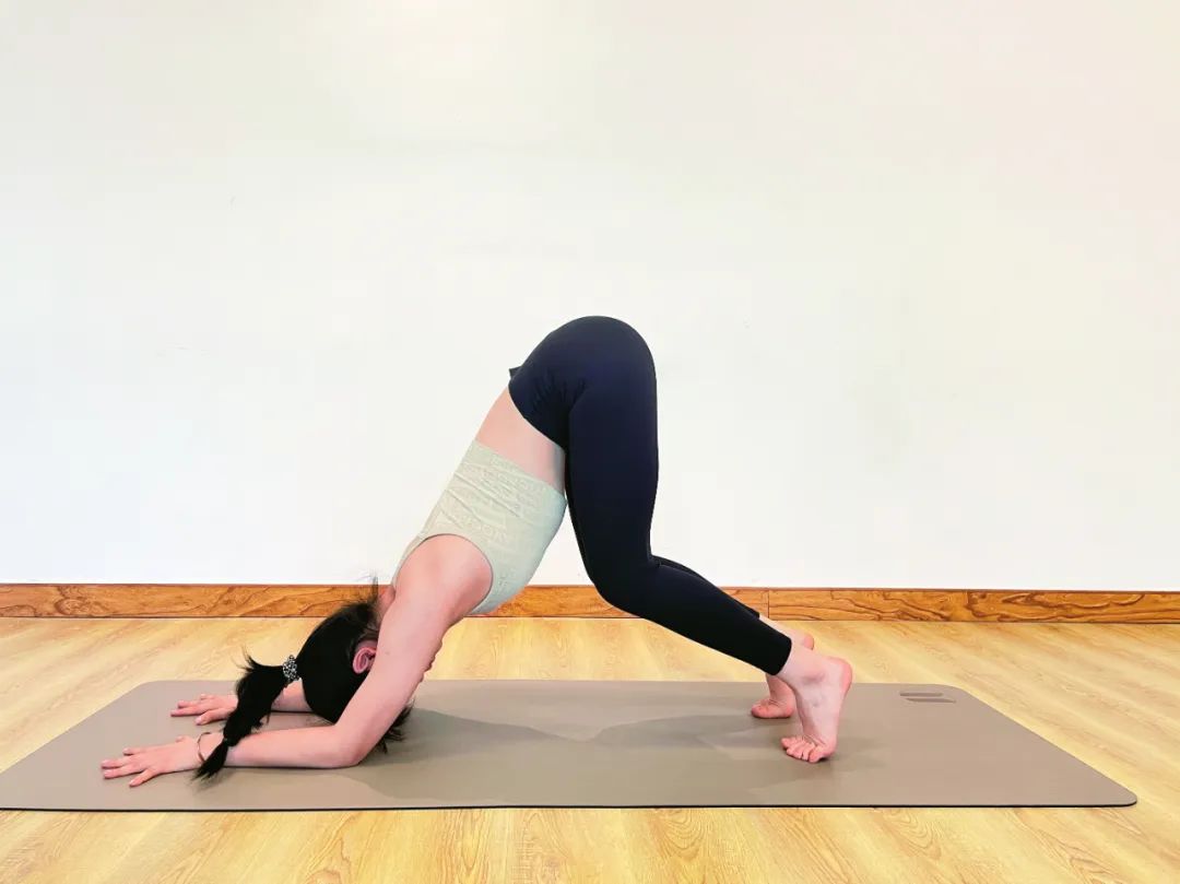 练完瑜伽膝盖窝疼怎么回事,练完瑜伽腰疼膝盖疼正常吗