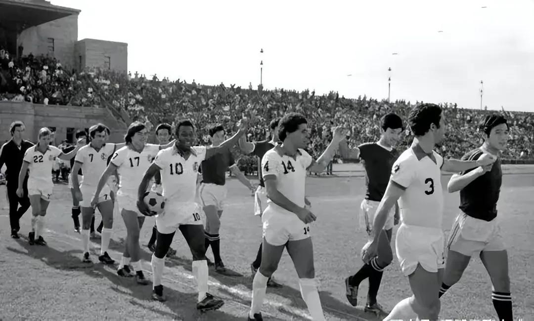 巴西球迷打出tifo为球王贝利祈福,贝利安慰内马尔