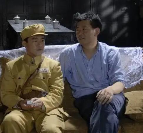 副艇长和小卖店老板娘偷情被举报，竟意外揭开特务惊天阴谋